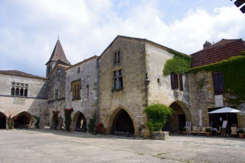 la place et le toit du clocher de l'église