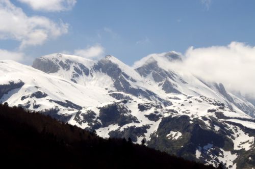 les nuges caressent les sommets