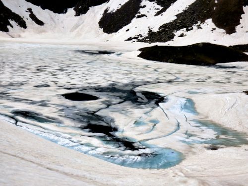 Zoom sur le lac gelé