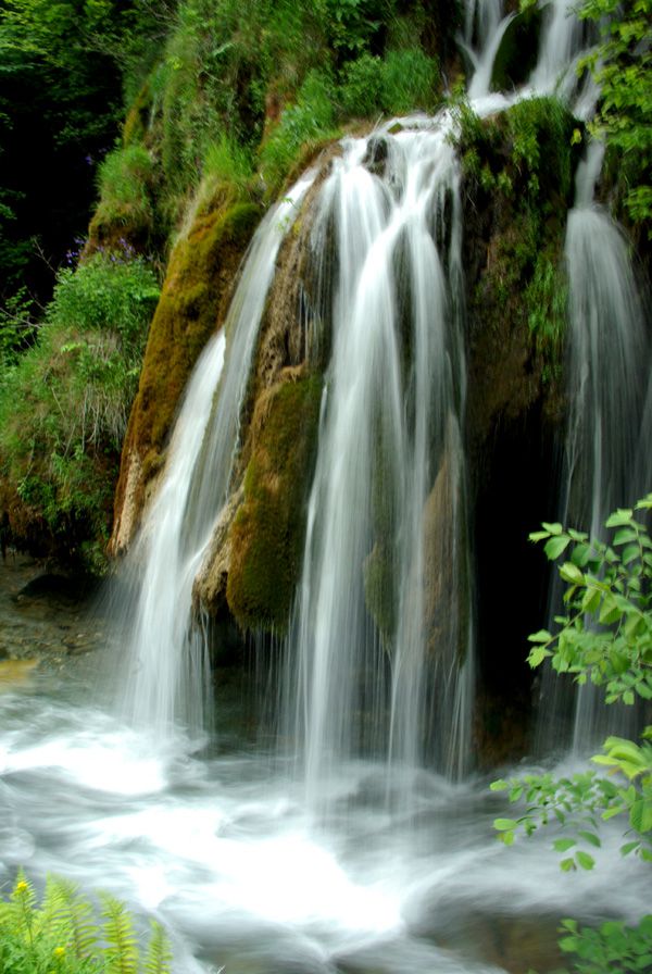 Cascade sur la route d'Aydius dans la vallée d'Aspe