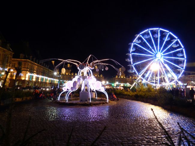 la grande roue lors du marché de Noël sur la place Ducale