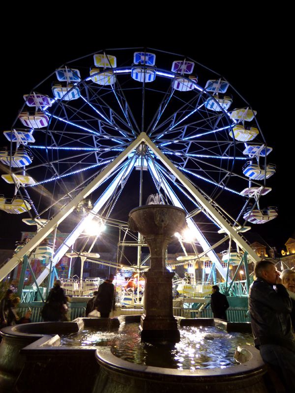 la grande roue lors du marché de Noël sur la place Ducale