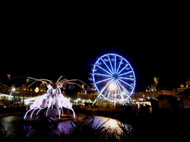 la grande roue lors du marché de Noël sur la place Ducale