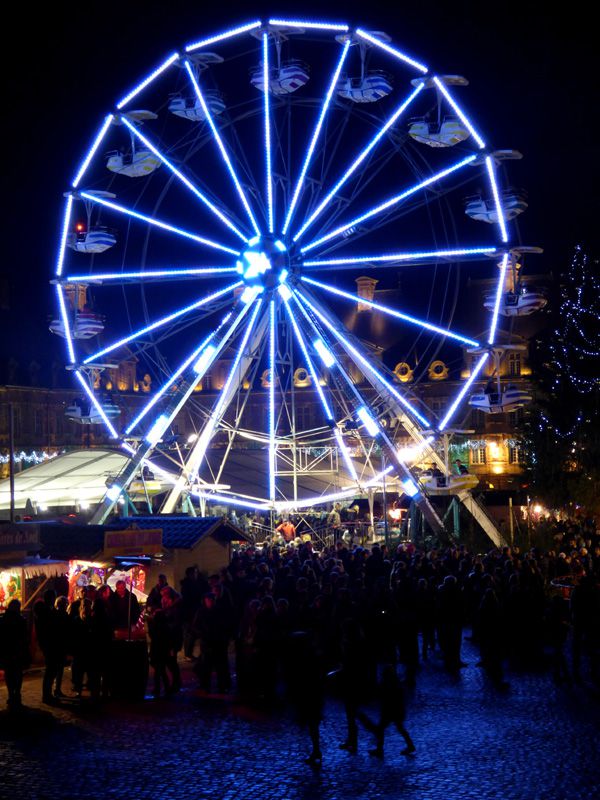 la grande roue lors du marché de Noël sur la place Ducale