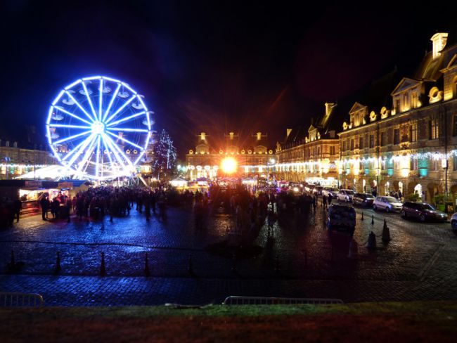 la grande roue lors du marché de Noël sur la place Ducale