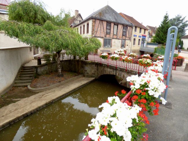 St Fargeau Une petite ville bien fleurie