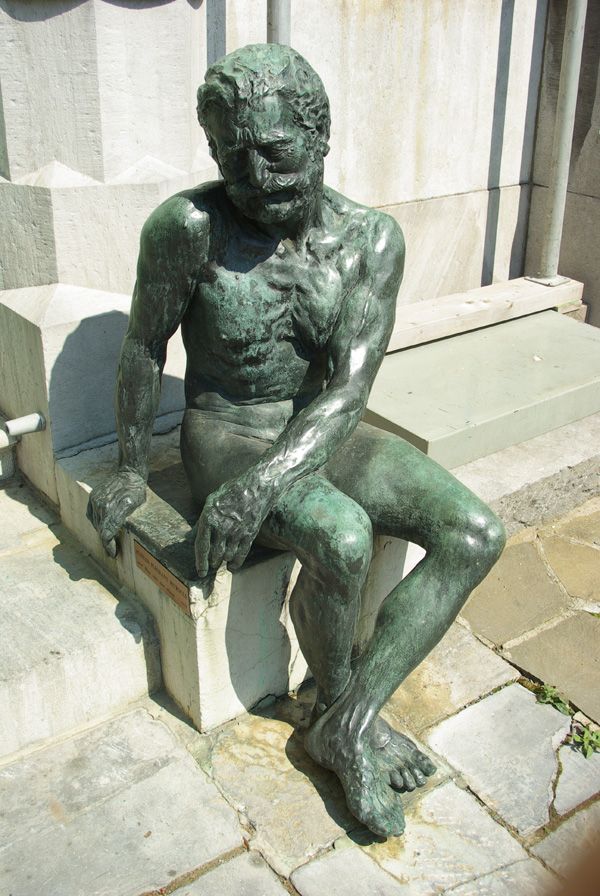 un homme de bronze à l'entrée du château de Jehay