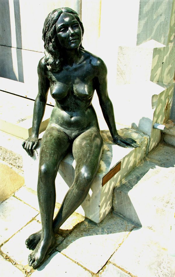 une femme de bronze à l'entrée du château de Jehay