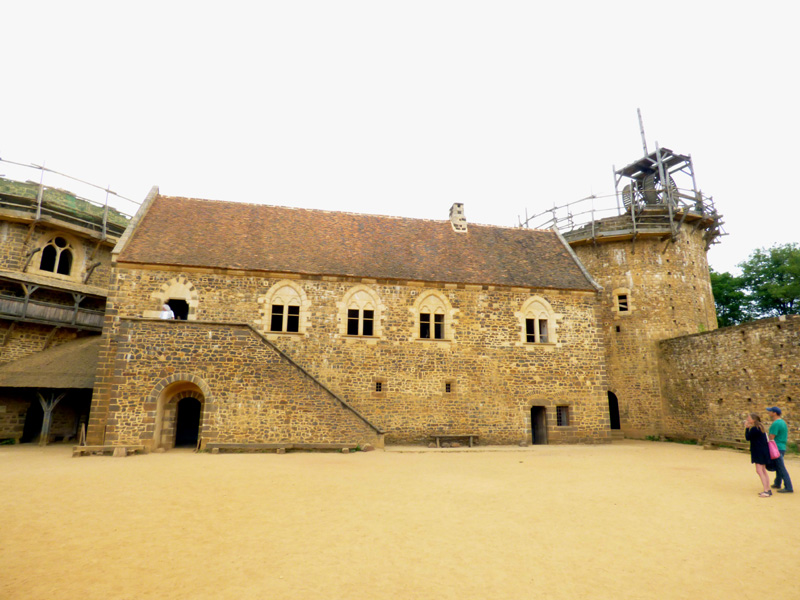 dans la cour du château