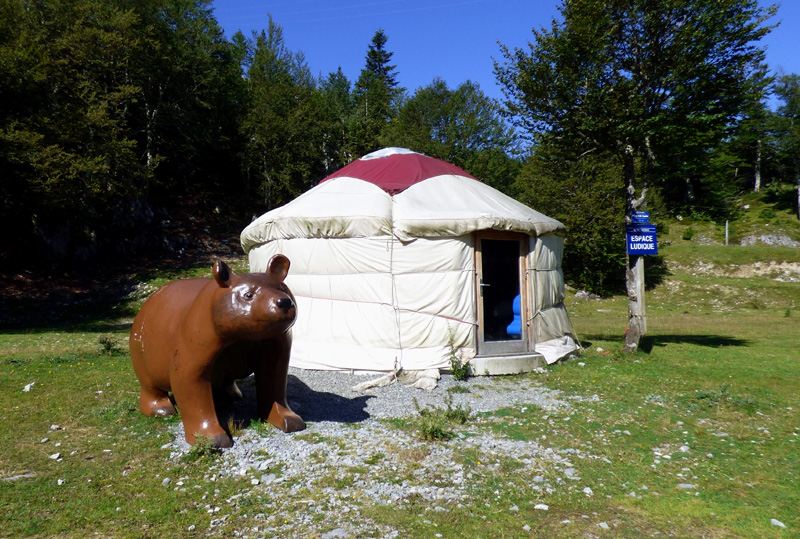 La Yourte de l'ours en montant au col de la pierre St Martin