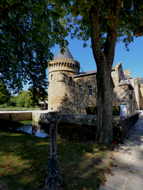 Chateau du Faucon à Donchery dans les Ardennes. Un passage sur un coté