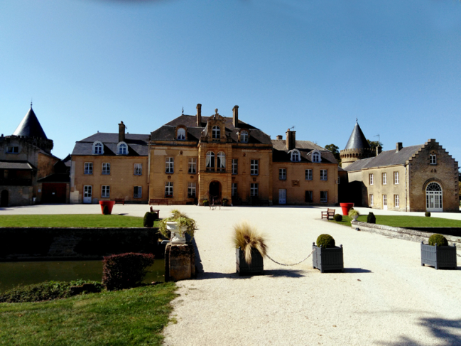 Chateau du Faucon à Donchery dans les Ardennes. L'entrée