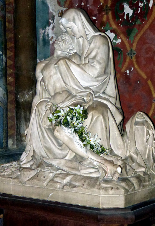 Statue dans la cathedrale d'Oloron