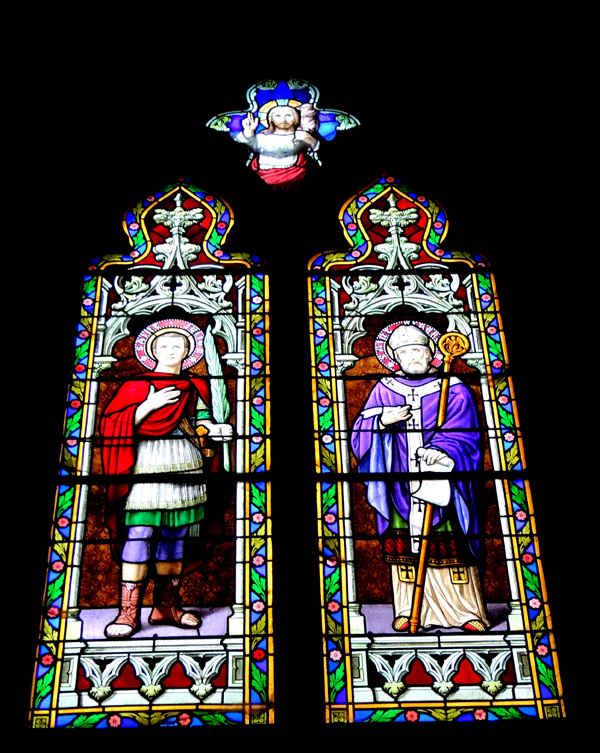 Un des vitraux de l'église St Julien de Vivier-au-Court