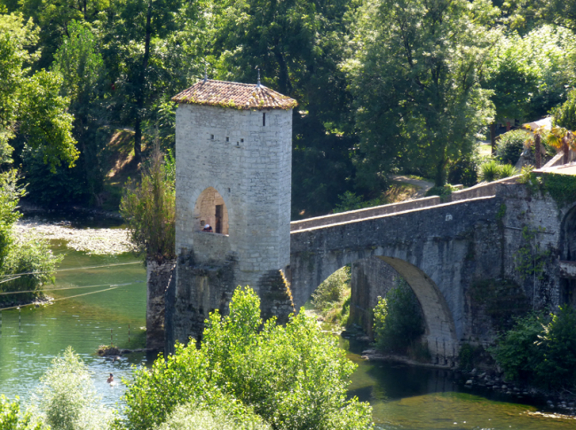 vue du pont coupé de Sauveterre de Béarn