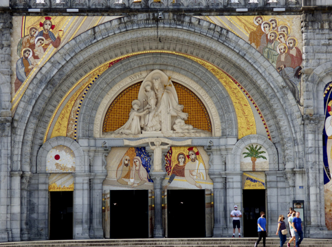 Porte d'accès à la basilique