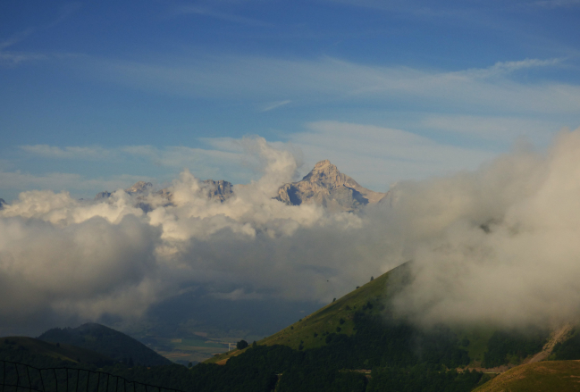 Massif de l'Obiou dans les nuages