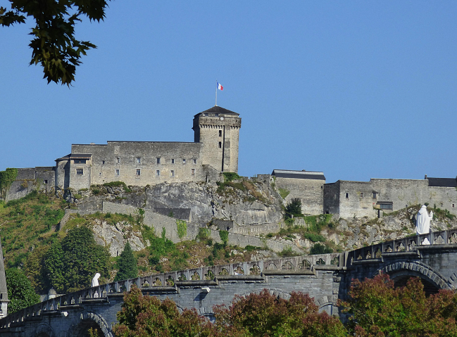 Château de Lourdes vu de la Basilique