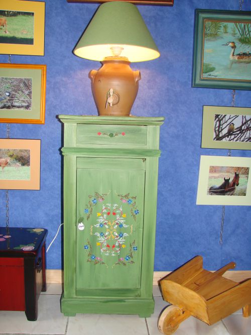 chevet vert amande avec sa lampe (décor petites fleurs)