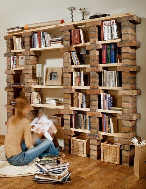 Une bibliothèque en briques