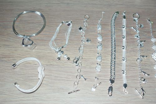 colliers 8 euros piece; bracelet 6.50 piece; bague et boucles d'oreilles 5 euros piece
