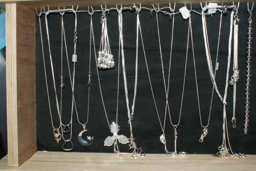 colliers 8 euros piece; bracelet 6.50 piece; bague et boucles d'oreilles 5 euros piece