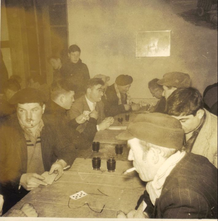 Concours de belote de l'Amicale Laïque dans la salle des fêtes de Moissat Haut aujourd'hui démolie (année 1970)