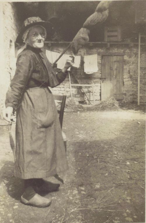 Marie Gauthier née Chalard (1871-1960) filant la laine