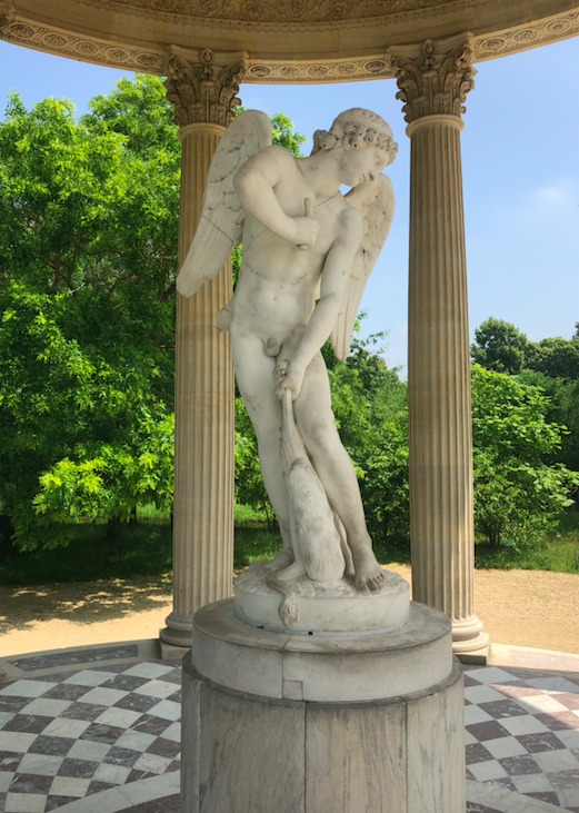 statue-temple-de-lamour-Amour-taillant-son-arc-dans-la-massue-d’Hercule