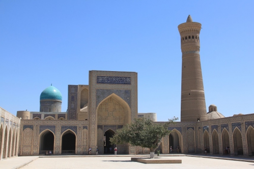 Boukhara (14)Minaret  Kalon(XIIs) medersat Miri Arab(XVIs) zt la mosquée Kalon B.jpg