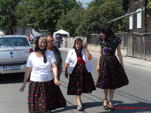 En tenue traditionnelle roumaine pour assister à la messe.