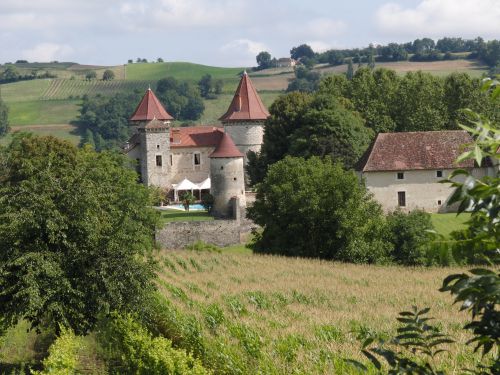 Château du Chapeau Cornu. Il date du XIIIème siècle et est situé à Vignieu, dans l'Isère (région Rhône-Alpes).