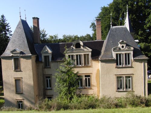 Le château de Bonnevaux est situé dans la forêt de Bonnevaux à  Villeneuve-de-Marc (toujours en Isère, 38)