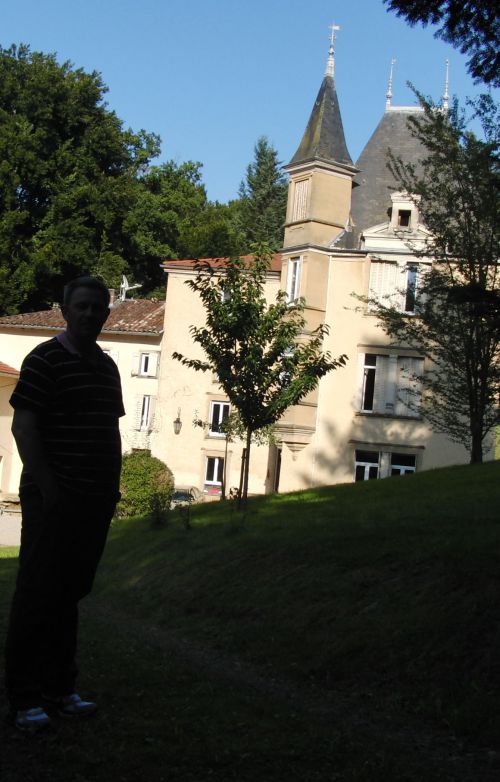 Moi devant le Château de Bonnevaux.