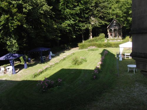 Château de Bonnevaux: le parc avec la petite chapelle.