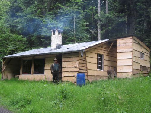 La petite cabane au fond des bois pour les randonnées estivales