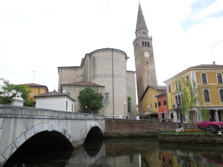 Duomo di Sant'Andrea Apostolo (italie 2016).jpg