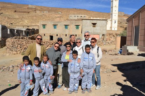 Ecole d'Agrd Nu Drar, des enfants en survêtement avec les membres de l'association