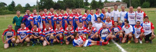 les deux équipes réunies pour un match, trés amical