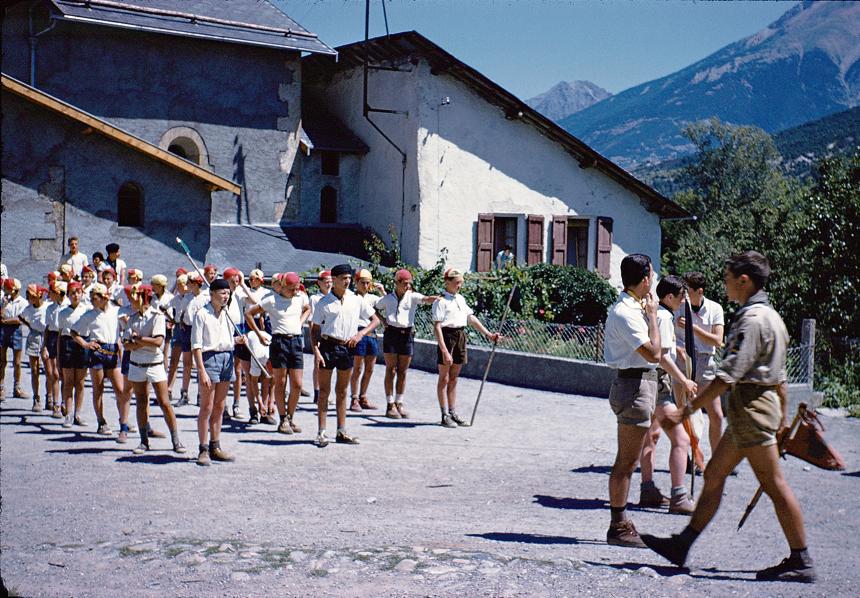 1960 BARATIER-14 juillet Place de l'église.jpg