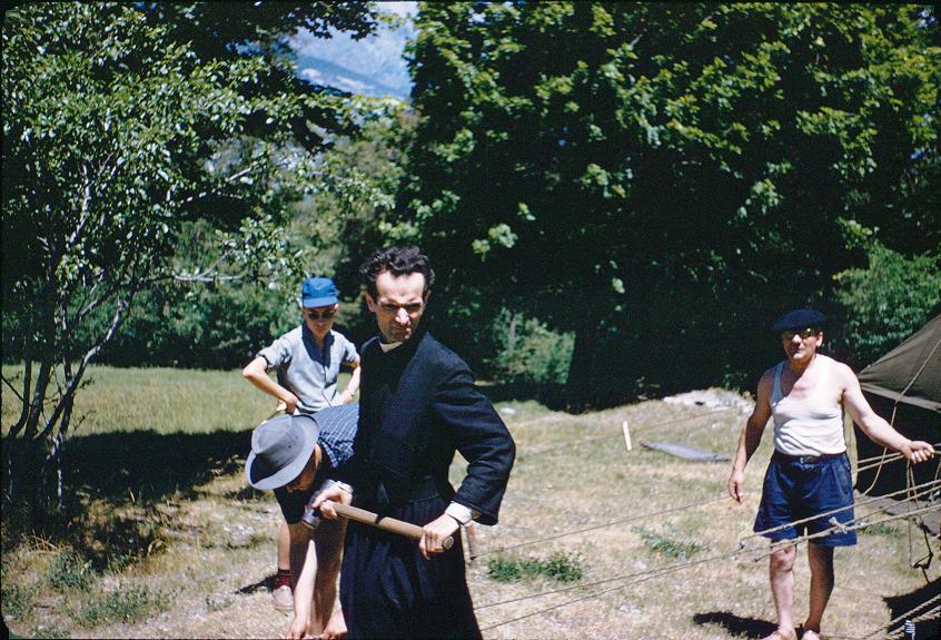 1959 BARATIER-8.juillet-Montage.Marabouts-Père-Jacques-M.Jonveau à droite.jpg