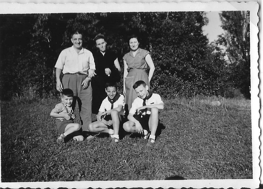 Baratier 1953-M. et Mme Ballet Mme Trouchet-Leydier. Le fils Ballet Gérard et Antoine.jpg