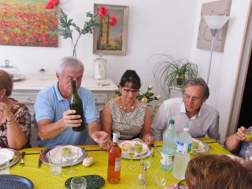 Toujours le même une bouteille à la main...A la tienne CloClo!