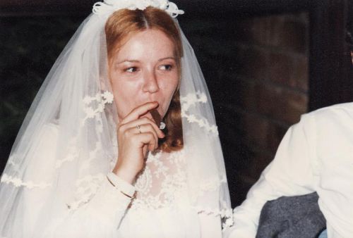 Une pause cigare pour la mariée...