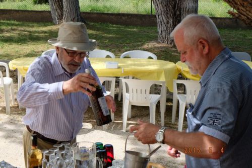 Inévitable apéro...Victor s'occupe du pastis!