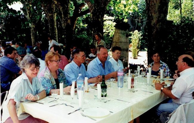 Le repas sur une belle table.