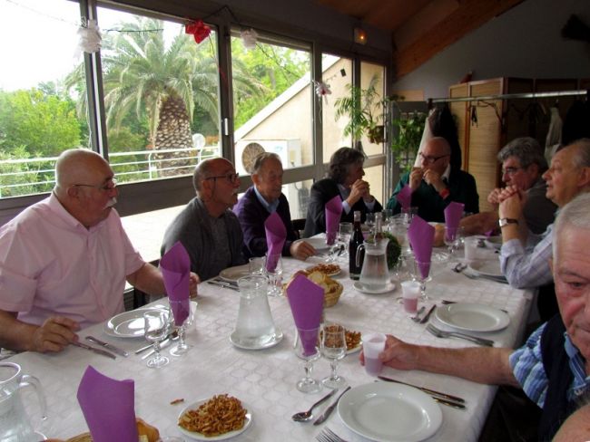 A gauche, Gilbert Astay attentif à ce que dit Denis Mione les coudes sur la table et la bouche ouverte!