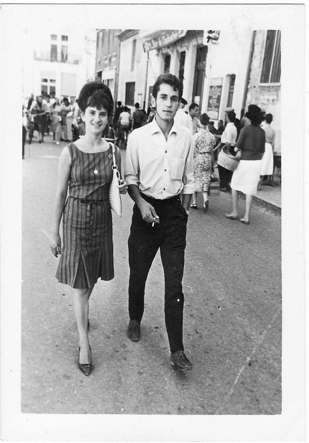 En 1963, Victor et sa soeur Evelyne. Marché de Sorgues.