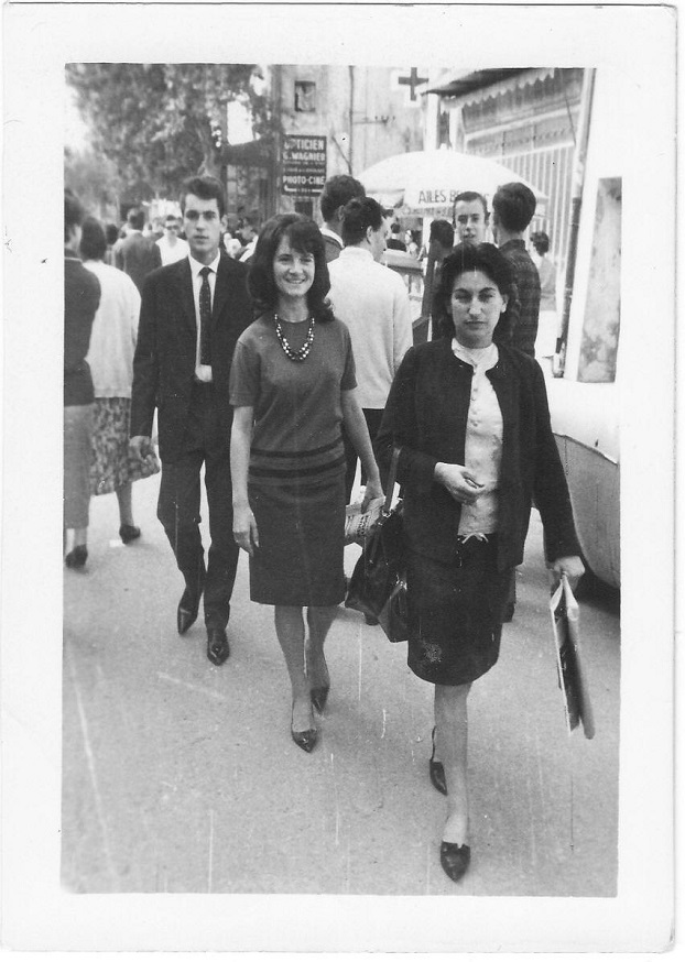 Ma mère, ma soeur et moi. Même marché un dimanche de 1964. La tête au-dessus de celle de ma mère, c'est André Thore.