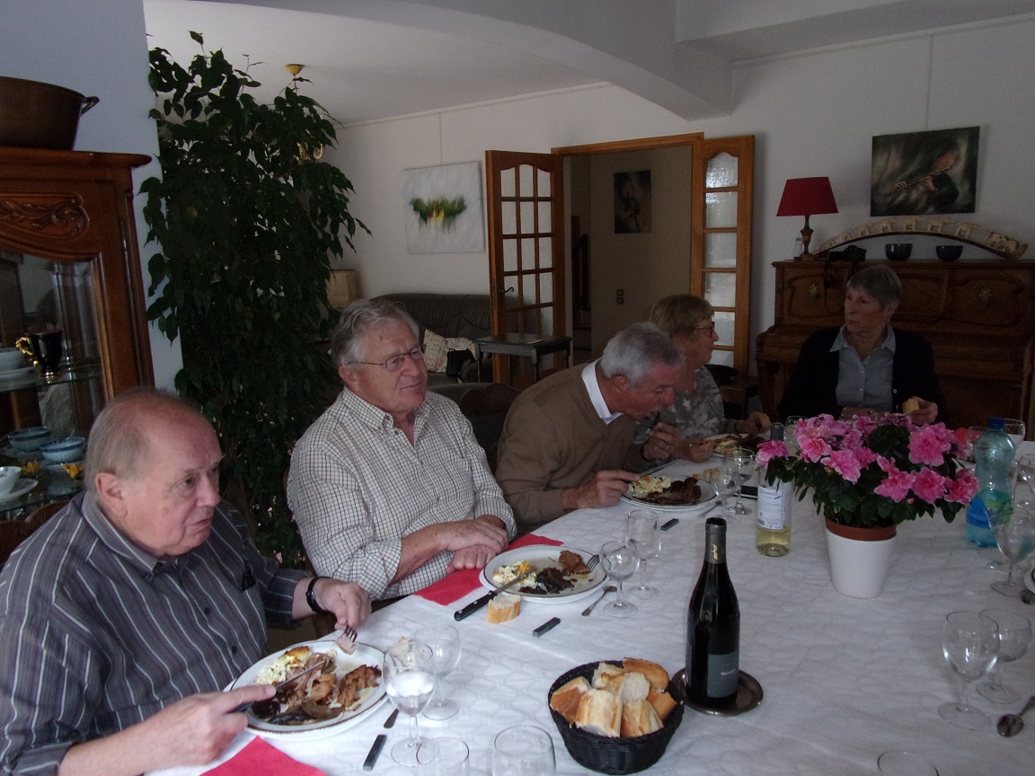 Nous sommes passés à table. Régis Chaudon, François Tort, Jean-Claude Savonne, Bernadette Meissonnier et au fond Marie-Jeanne Savonne.